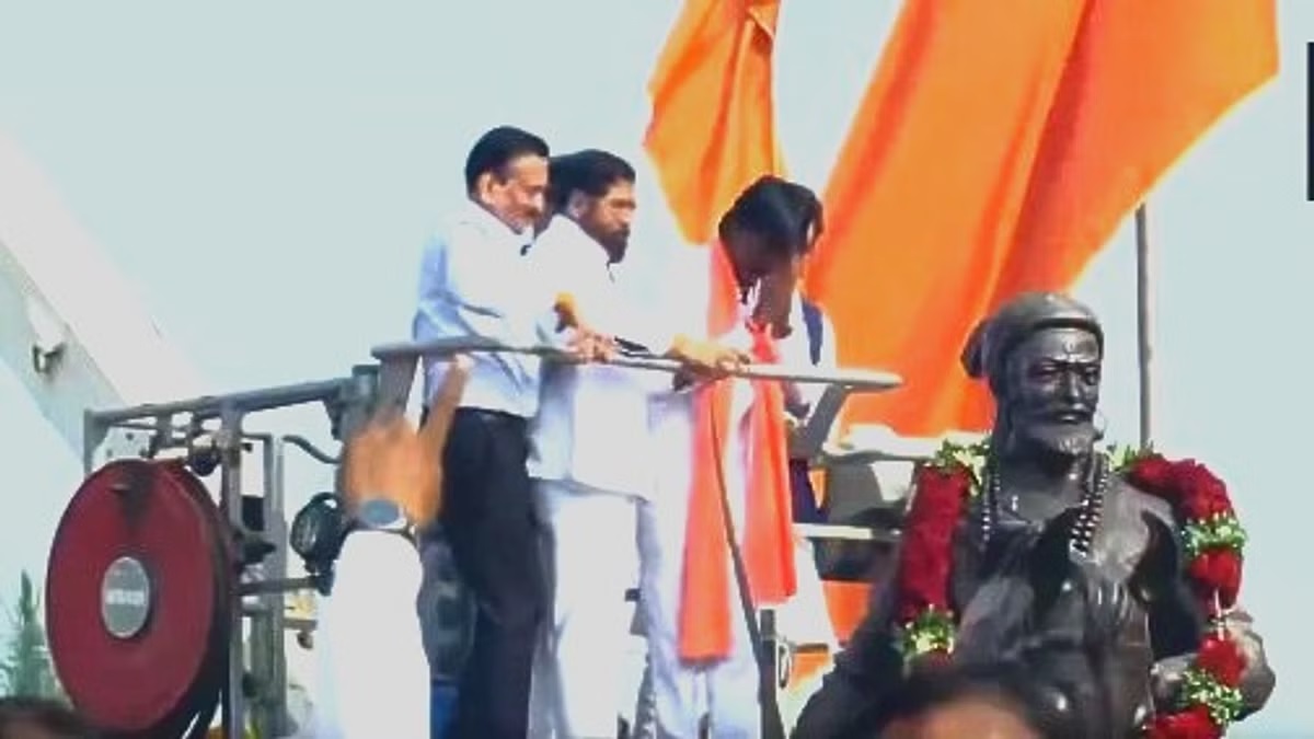 Eknath Shinde garlanded the statue of Shivaji, met with Manoj Jarang