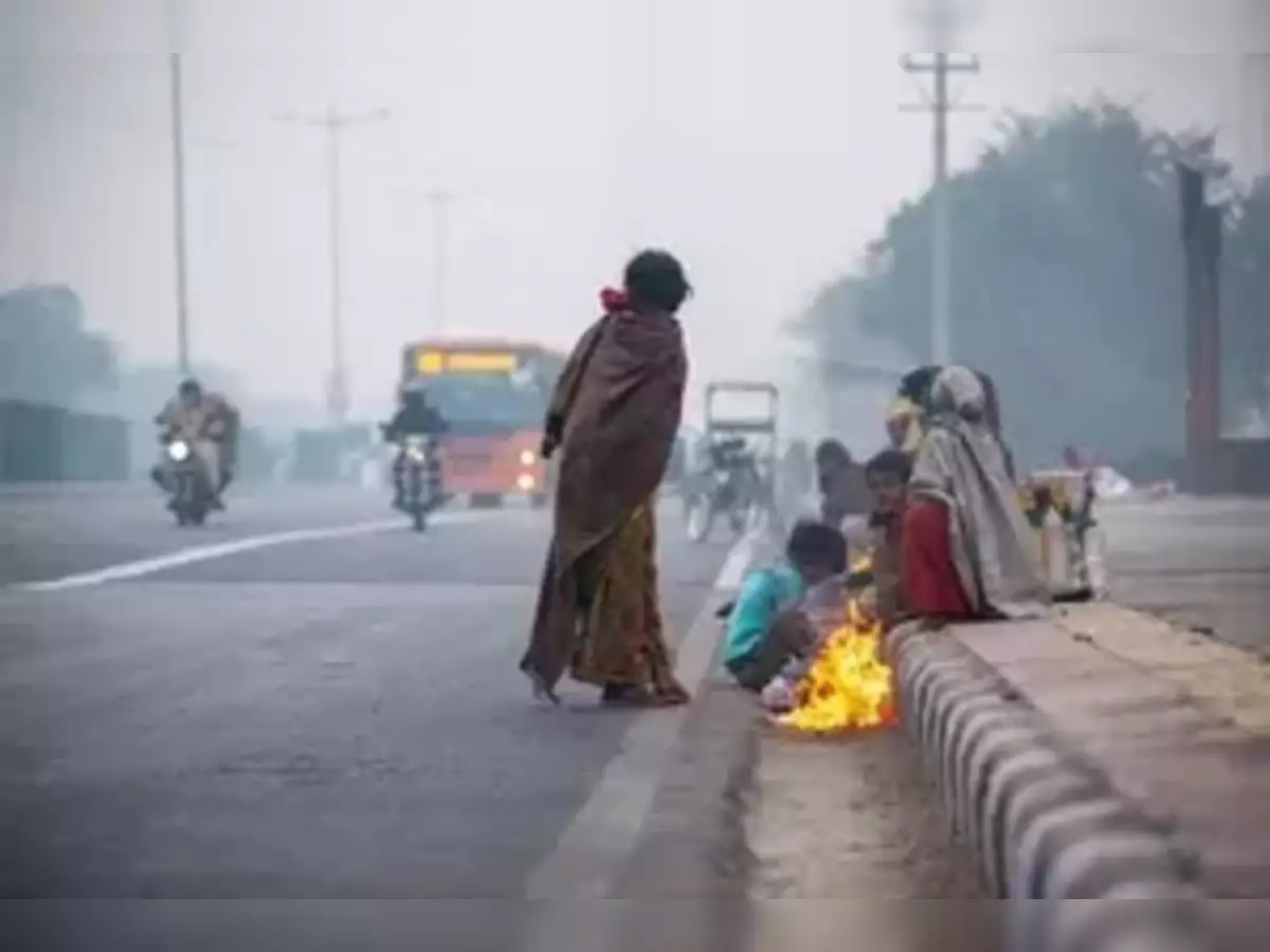 Cold and foggy conditions in Delhi, Orange Alert in North India, 21 flights canceled and 23 trains delayed