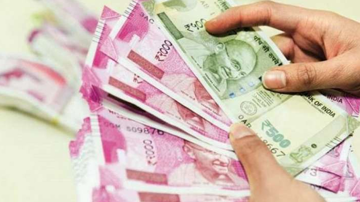 Indian currency falls against dollar on the first day of the week, know the reason behind it