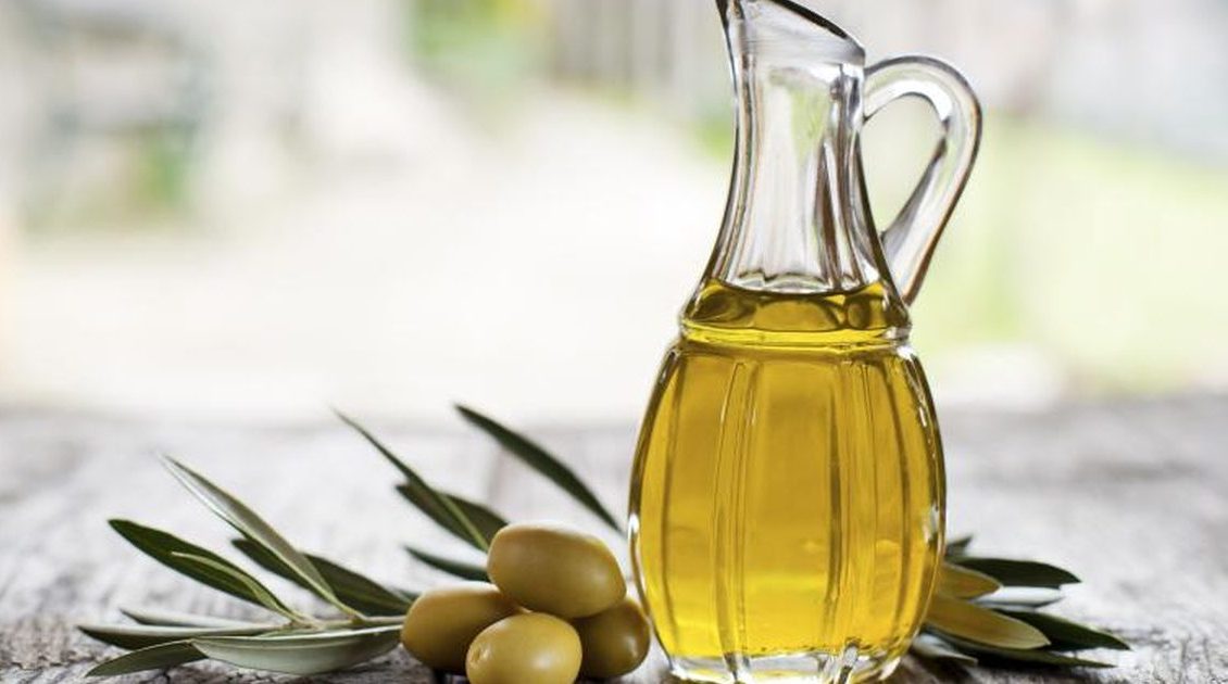 Apply olive oil like this to get rid of dandruff problem