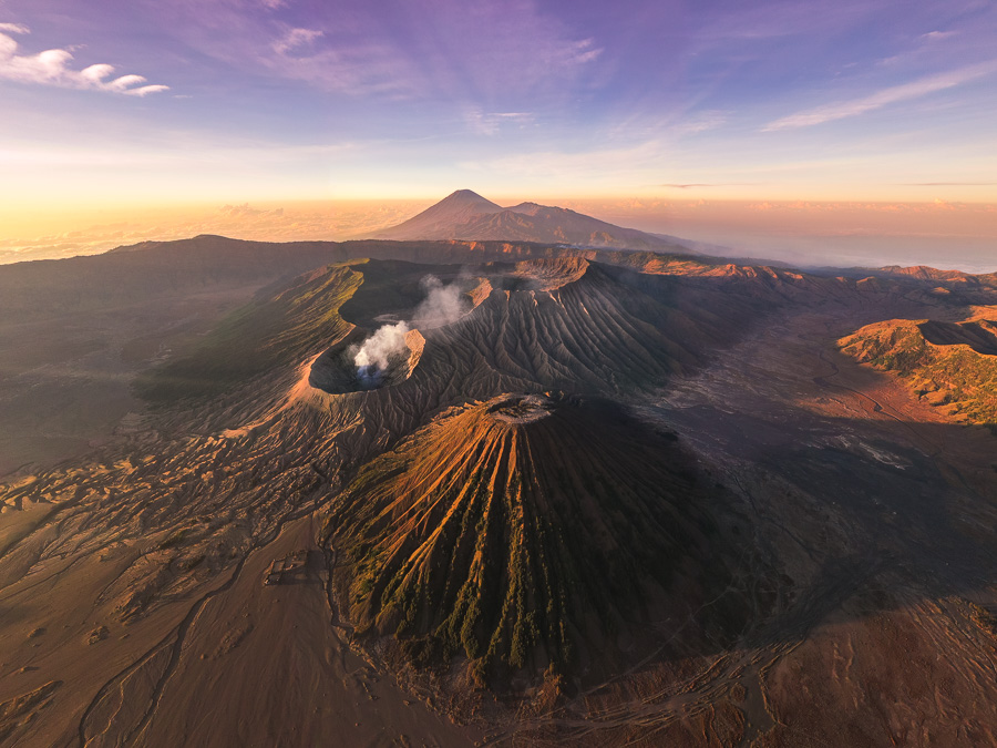 This place is the closest to hell on earth, smoke can be seen from the edge of the crater, the scene is shocking.