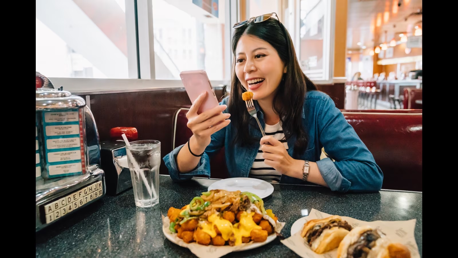 Customers cannot look at mobile phones while eating! Restaurants have banned, the reason is very interesting