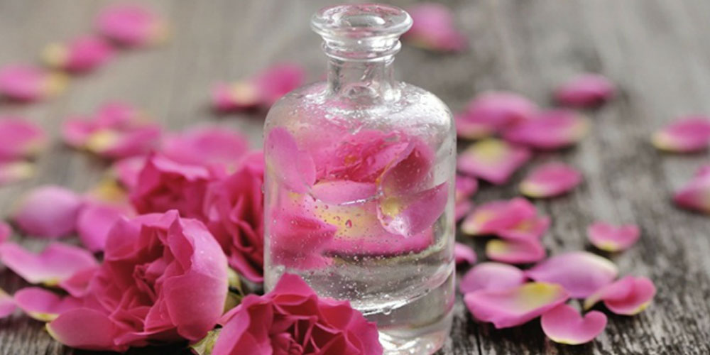 There are many secrets hidden in rose water, it helps to make the skin beautiful and glowing.