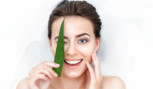 Applying aloe vera gel on the face has amazing benefits, moisturizing dry skin.