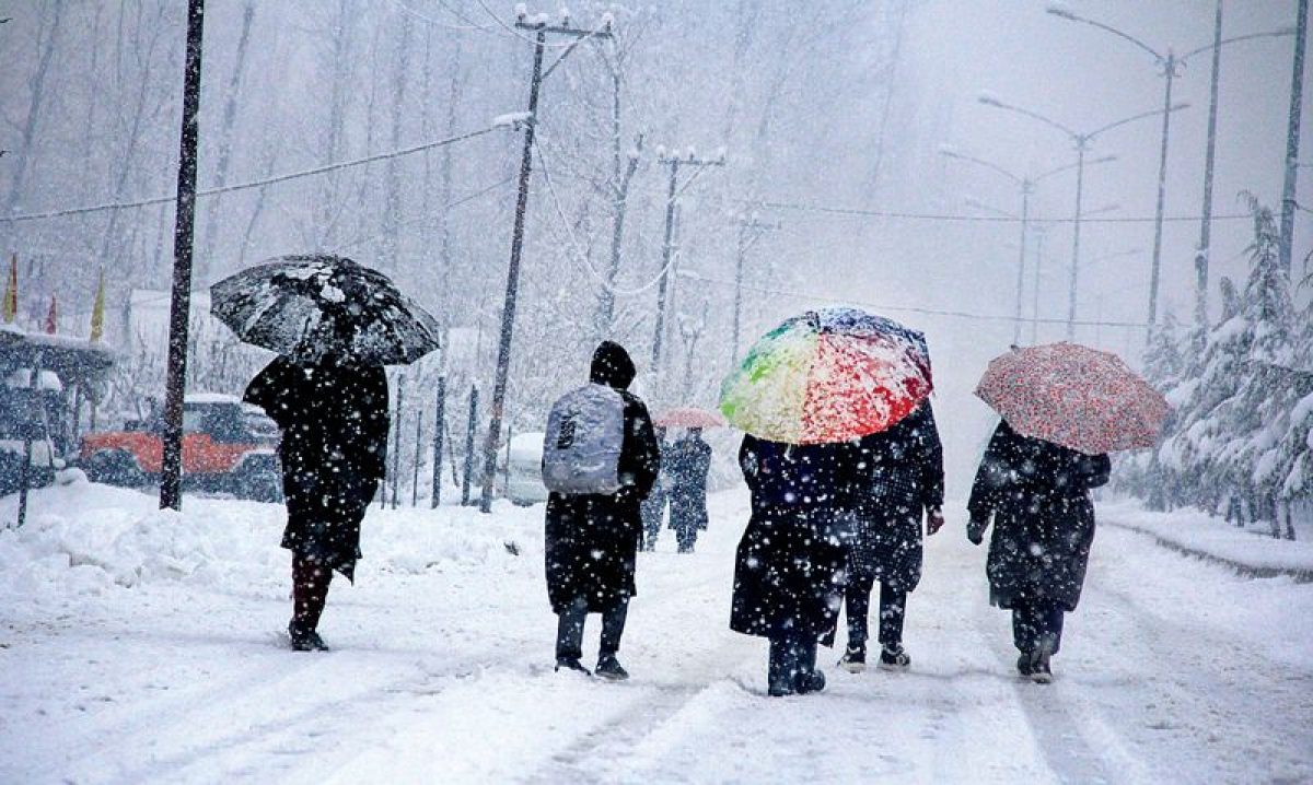 Delhi-NCR gets chilly due to rain, snow brings relief to hilly states