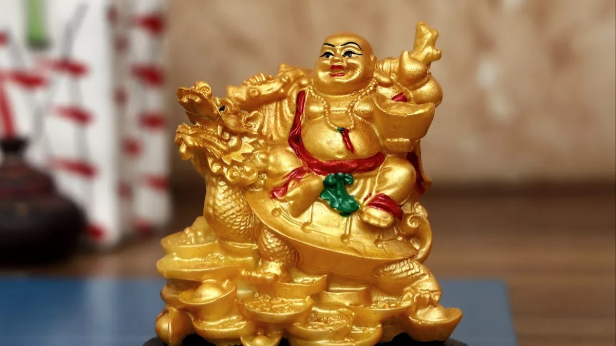 Know these things before placing Laughing Buddha in your home or office, so you don't have to face the loss later.