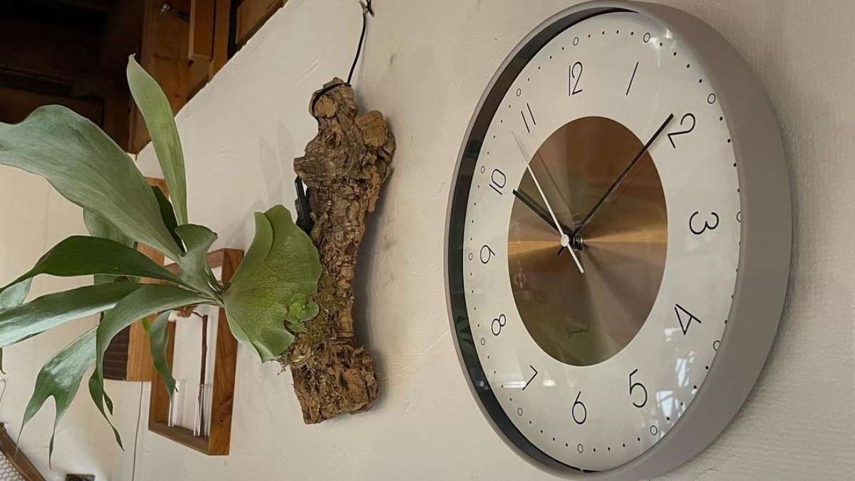 Do not install the wall clock in this direction by mistake, it may cause problems