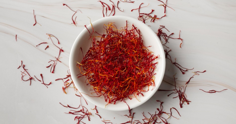 Saffron is used to brighten the face, know the right and easy way to use it.