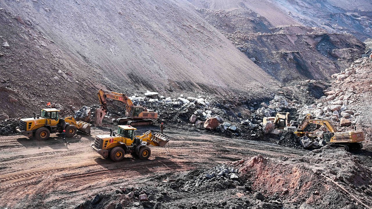 7 workers were buried in coal mine in China for 5 days all died due to lack of help