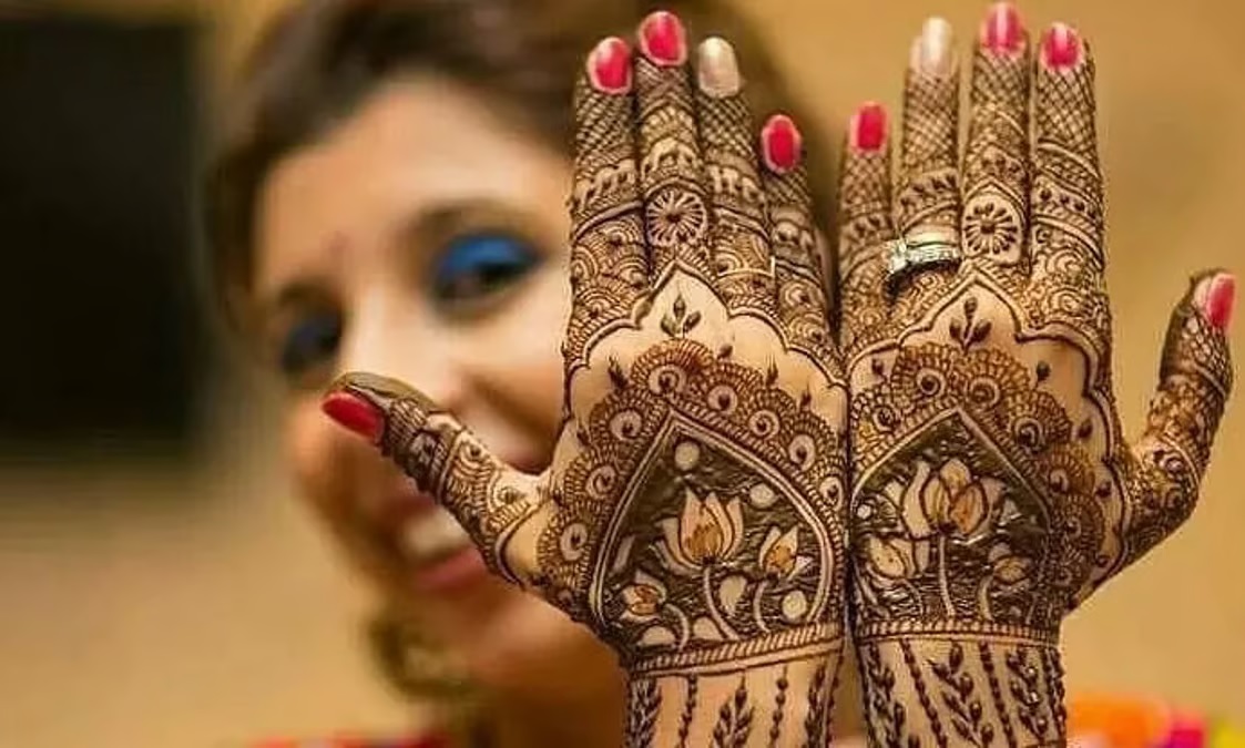 Apply this beautiful mehndi design on your hands on the occasion of Holi 1