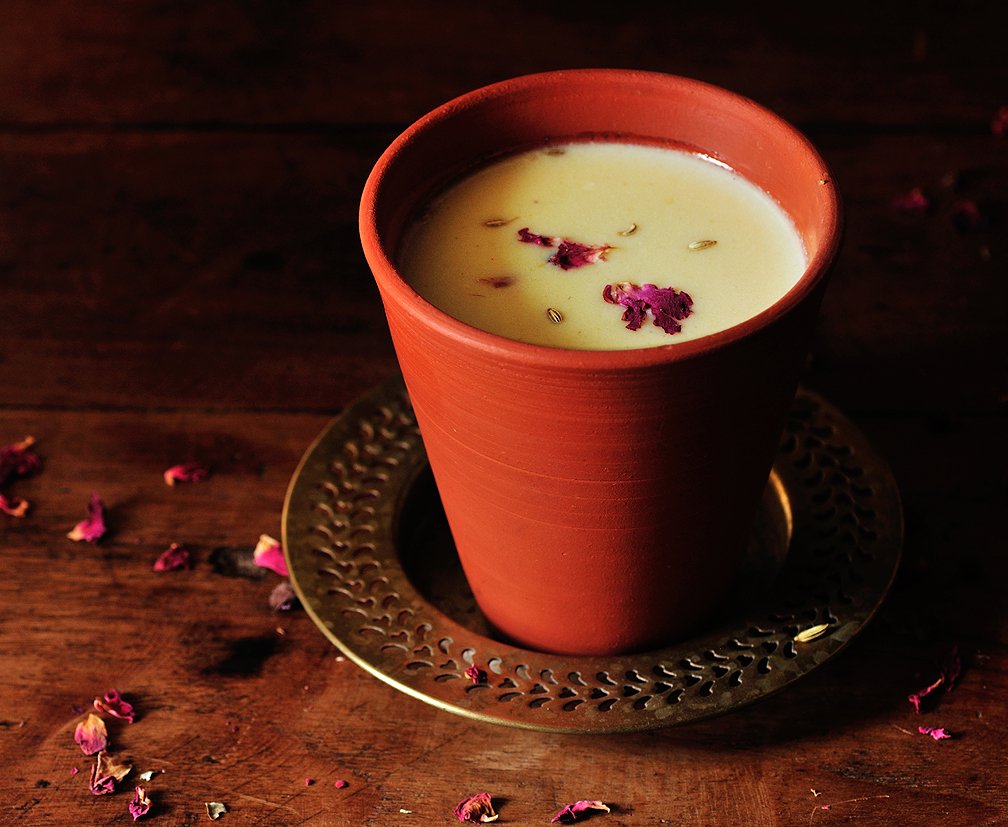 Make a special traditional Bhang Thandai at home on the occasion of Holi know its simple recipe