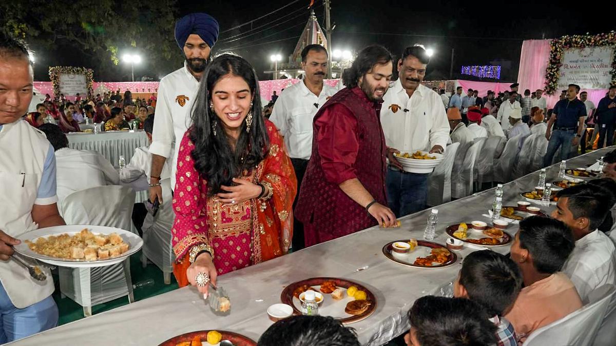 Mukesh Ambani warmly welcomed the guests on the auspicious occasion 1