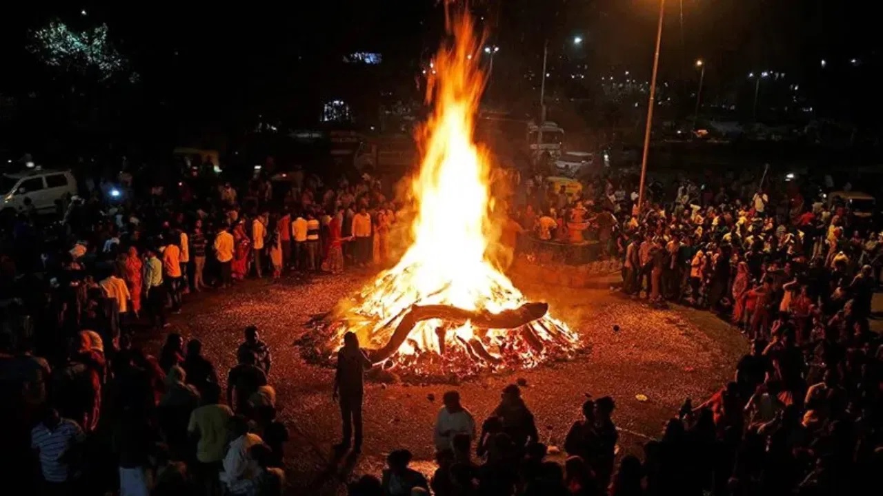 Only one and a half hour auspicious moment for Holika Dahan Know about Holika Dahan and Holi