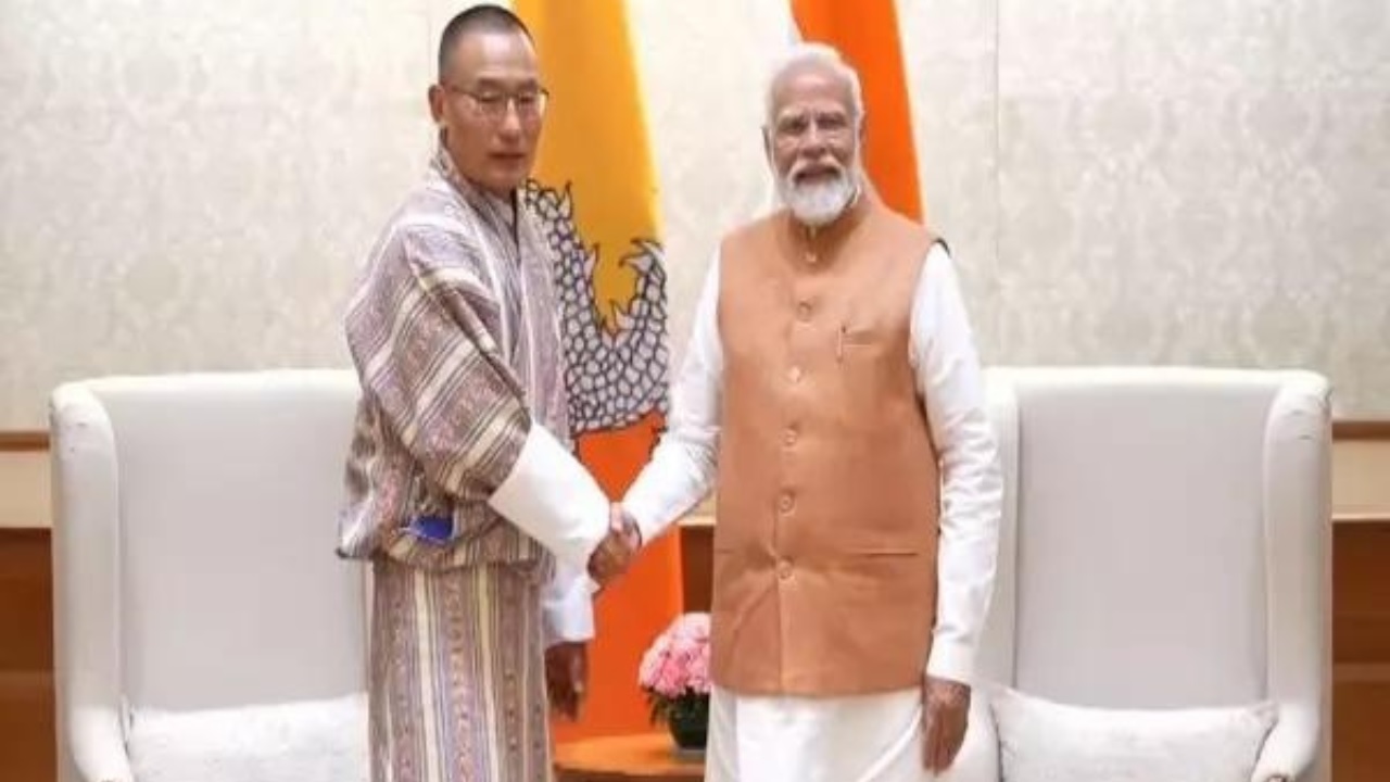 PM Modi left the election rallies and went to Bhutan