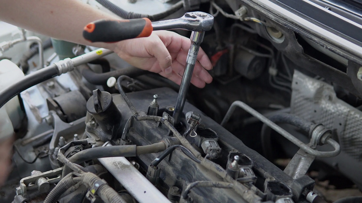 When and how to change the spark plug of a car engine