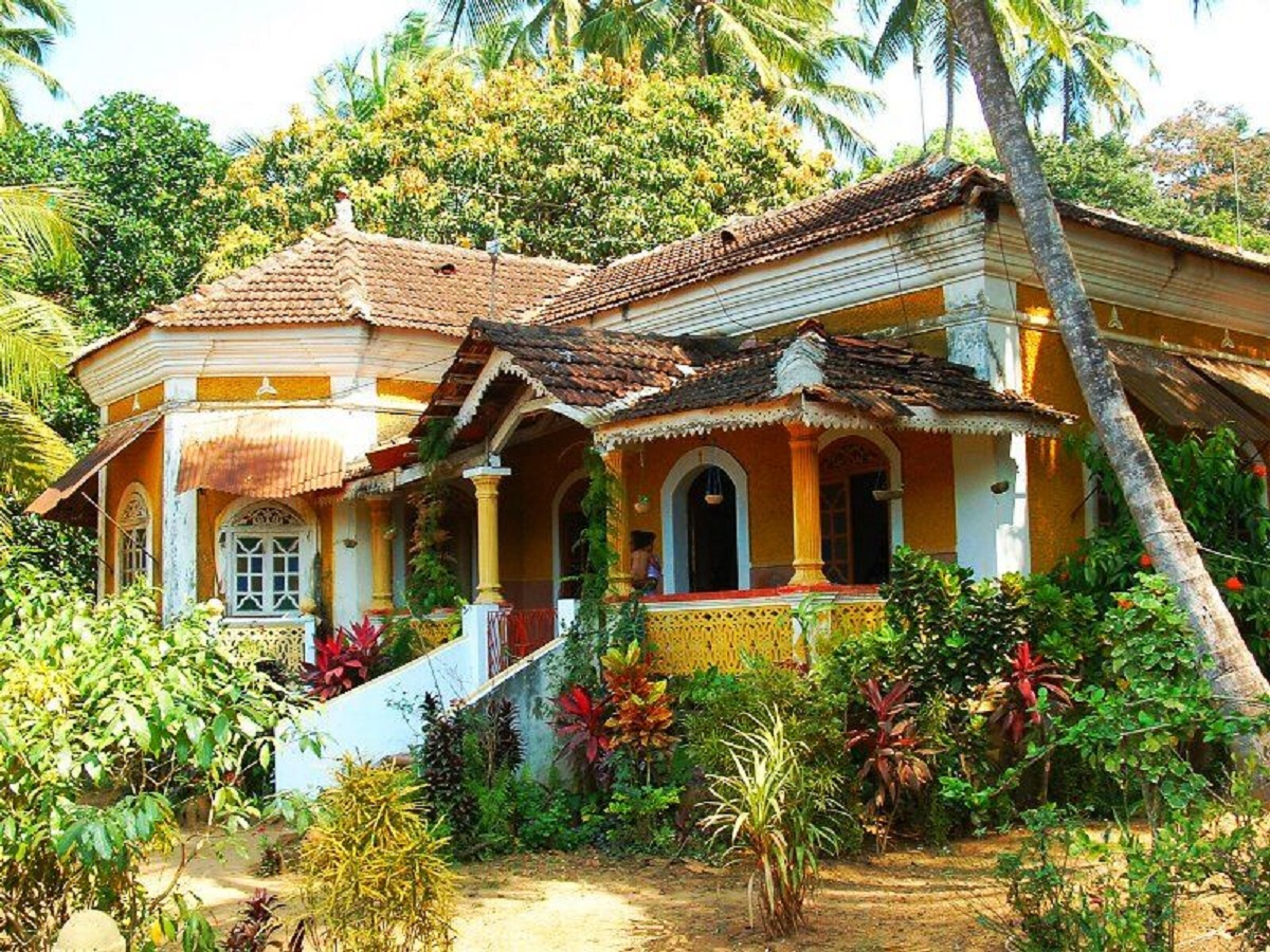 Ajab Gajab 200 year old house on 17 acres for sale no one wants to live in despite its beauty 01