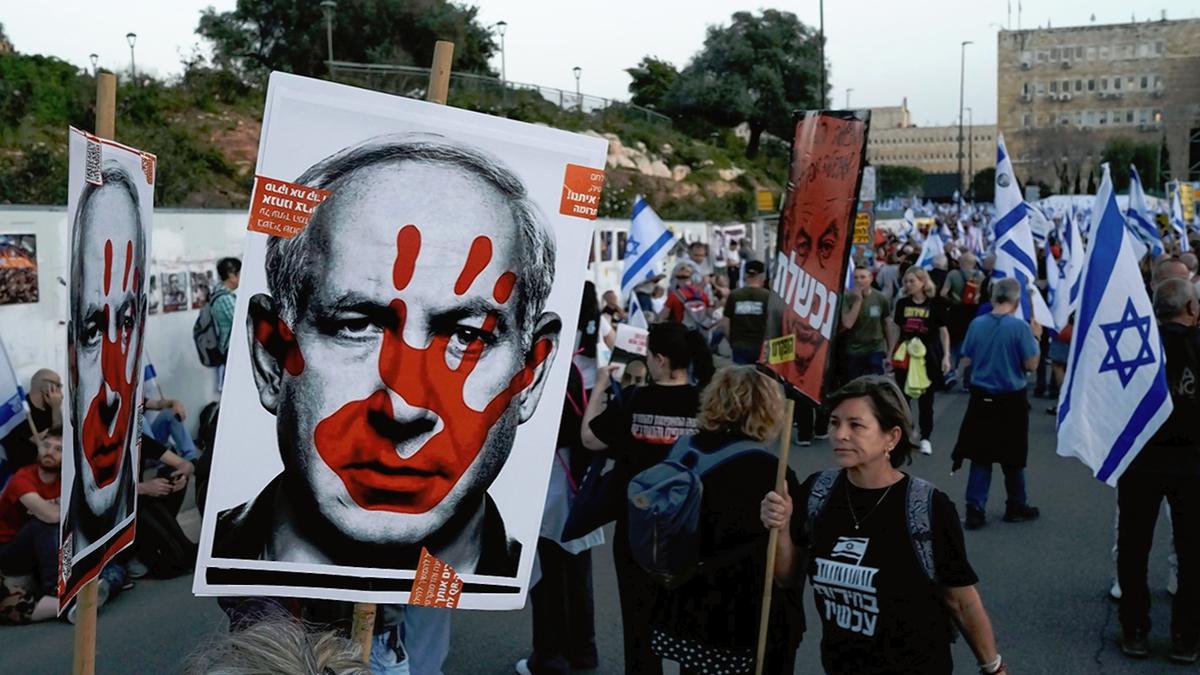 People take to the streets demanding PM Netanyahus resignation Israel attacks Lebanon 1