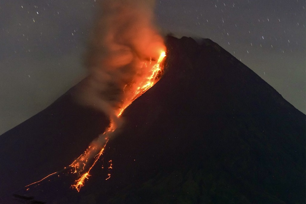 Volcano in Indonesia Volcano eruption in Ruang mountain in Indonesiaso many explosions in 24 hours 01