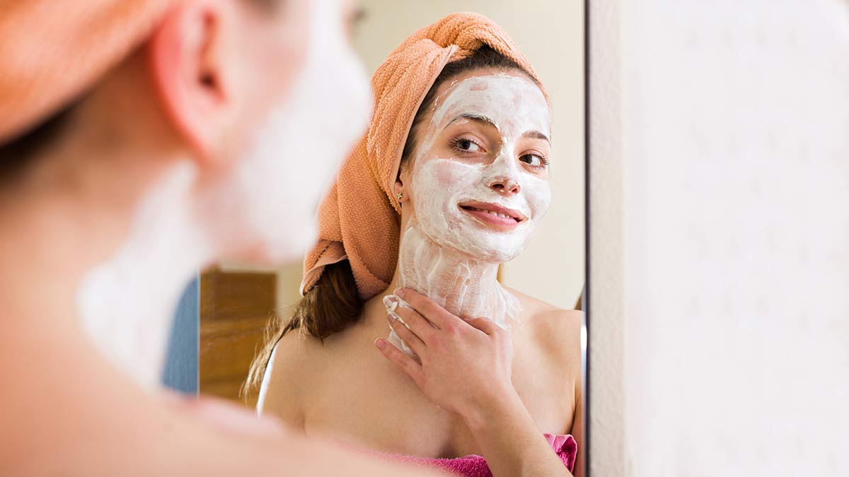 Apply this one thing before sleeping at night your face will look healthy in the morning. 1