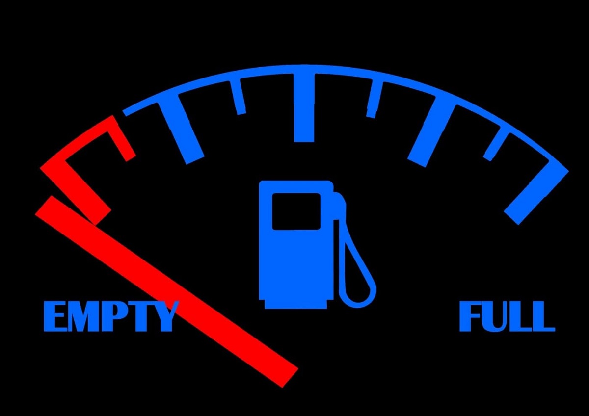 Fuel Level In Car At least how much petrol should be kept in the car these are the disadvantages of driving on low fuel know the important thing 01