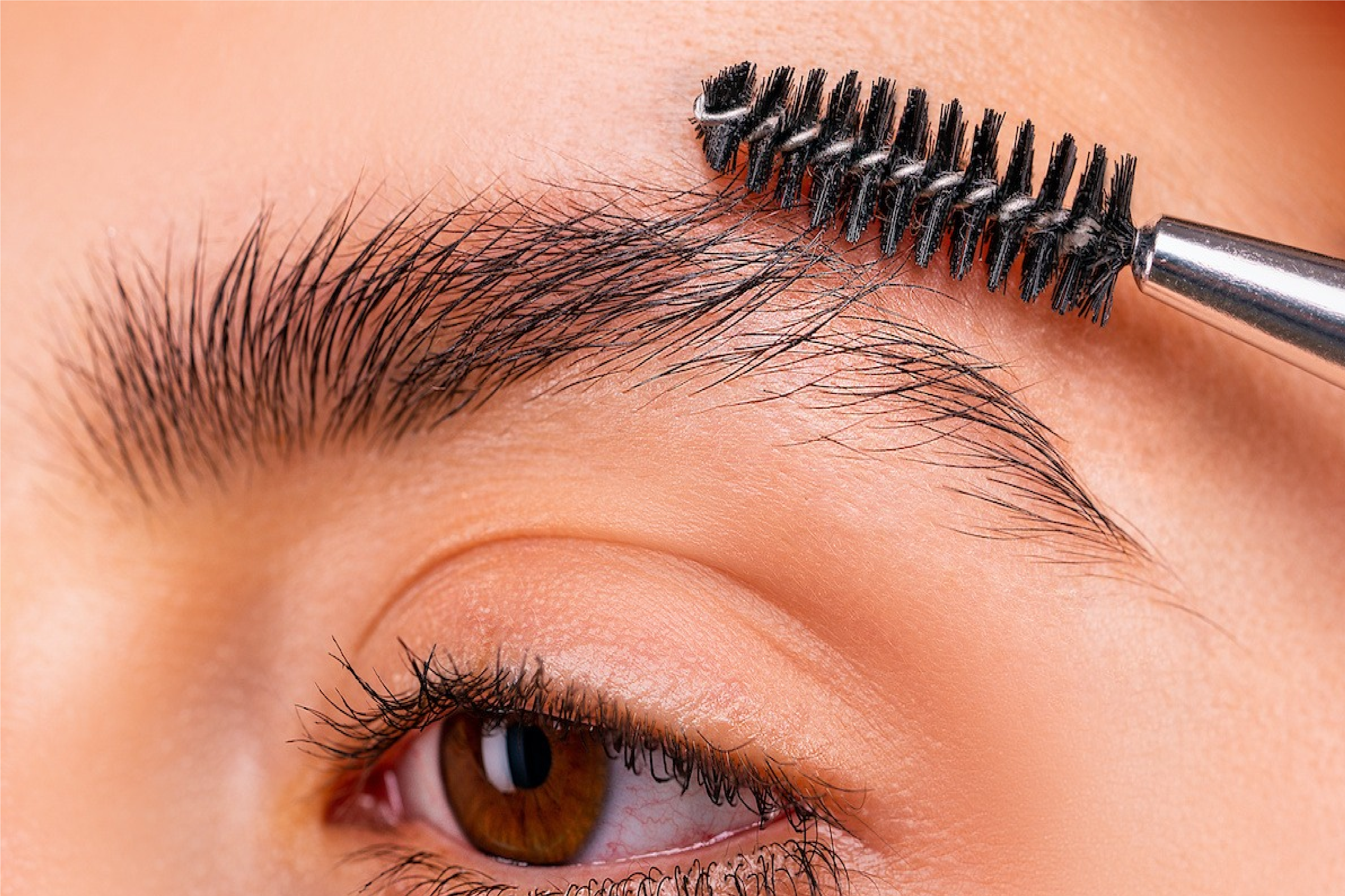 Have thinned eyebrows use walnut and coconut oil to make them thicker and thicker. 1