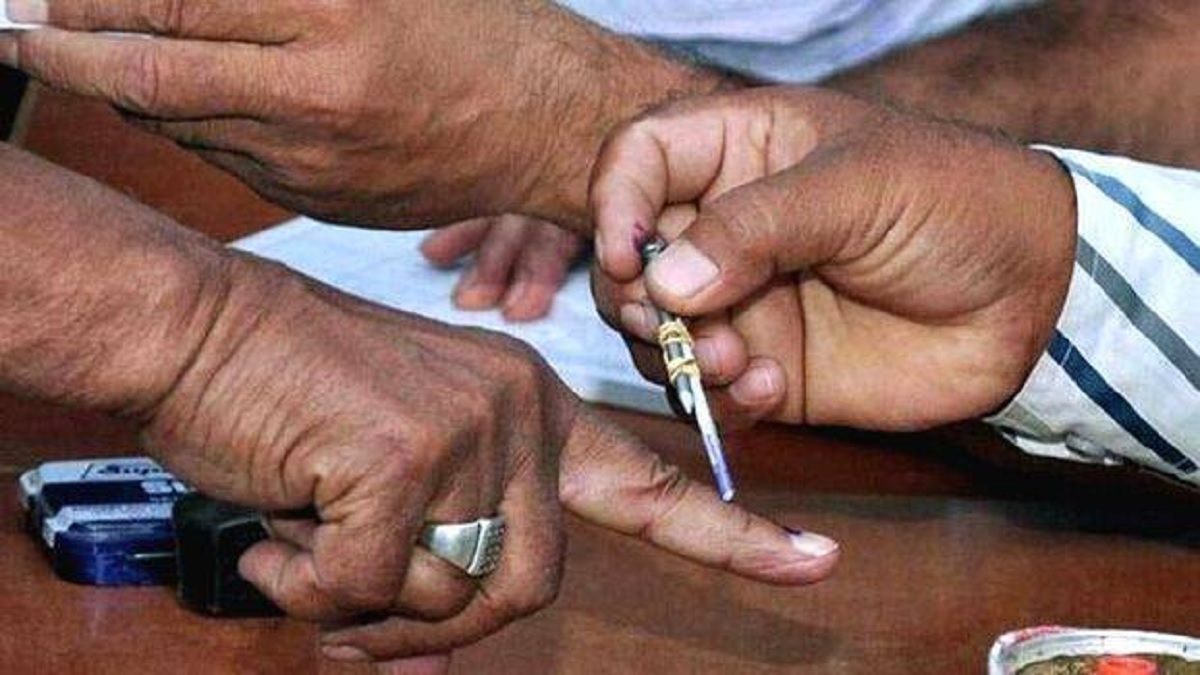 Lok Sabha Election The video of the young man casting his vote went viral he kept pressing the button instead of others 01