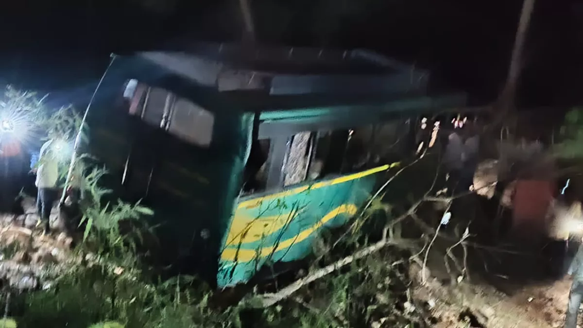 Major accident in Balaghat bus full of wedding guests falls into ditch 25 people injured