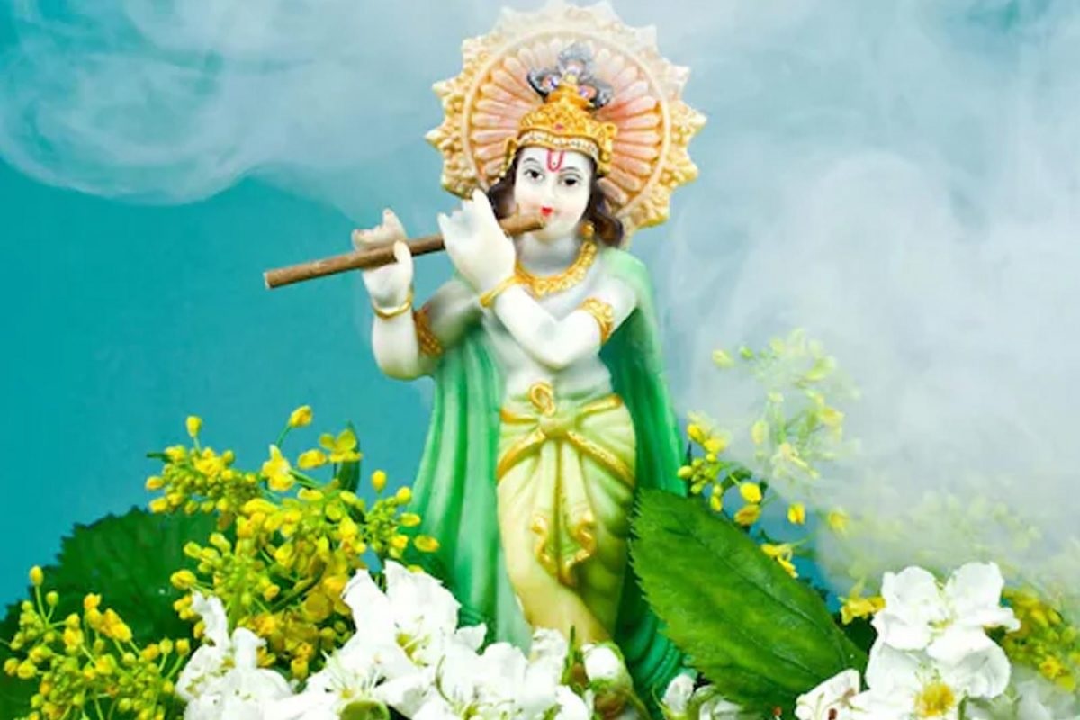 Masik Krishna Janmashtami 2024 Recite this Chalisa while worshiping Lord Krishna fortune will unfold. 01