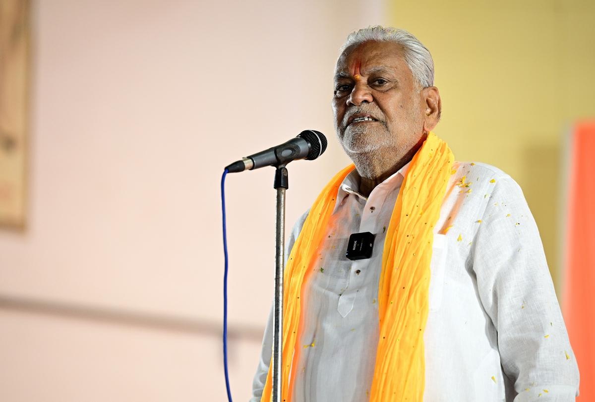 Union Minister Parshottam Rupala casts his vote for the Lok Sabha elections3455 r̥