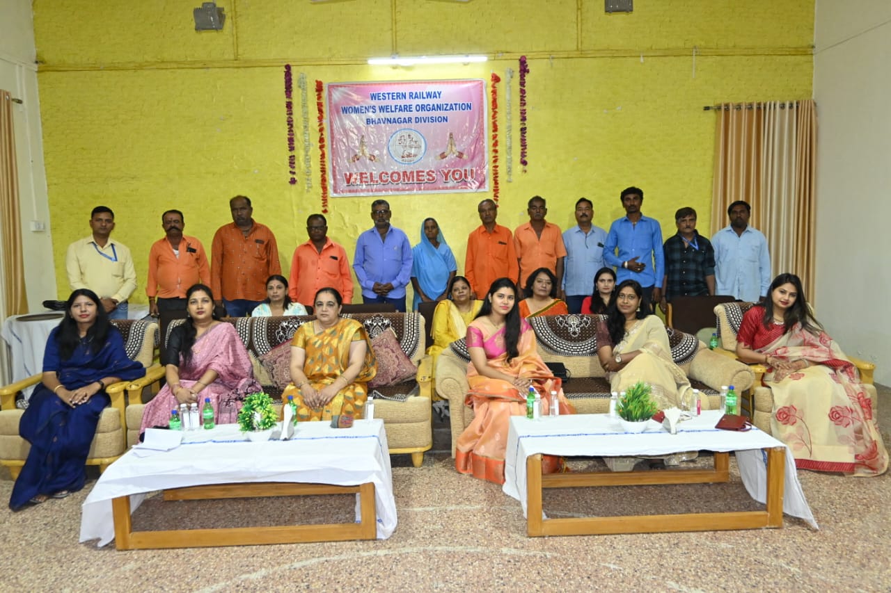 Western Railway In Bhavnagar the brilliant employees were honored on the occasion of Labor Day by Western Railway Mahila Kalyan Sangathan. 2