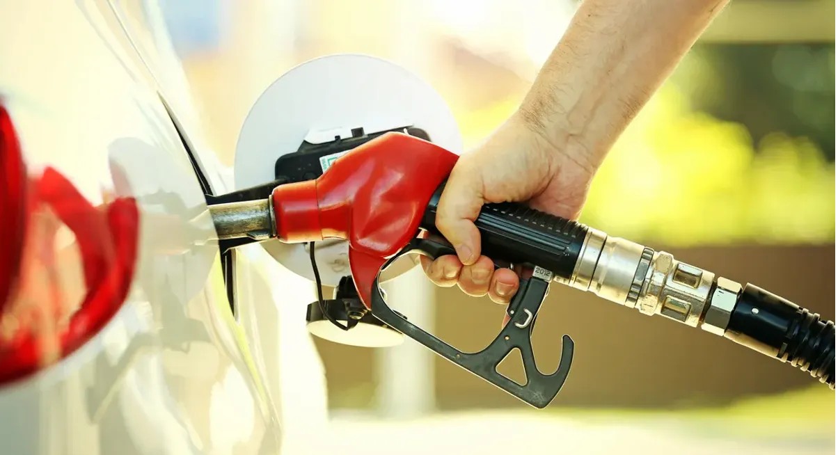 Whether it is safe to fill up the petrol tank in cars and bikes in summer know full details. 1