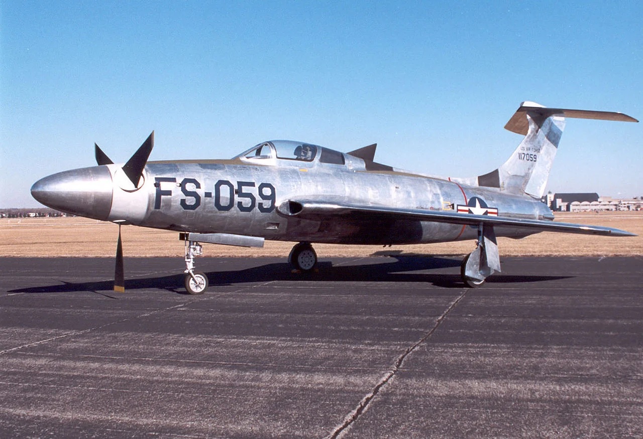 worlds loudest plane whose weird noise scare people ground staff used to cover ears with blanket454