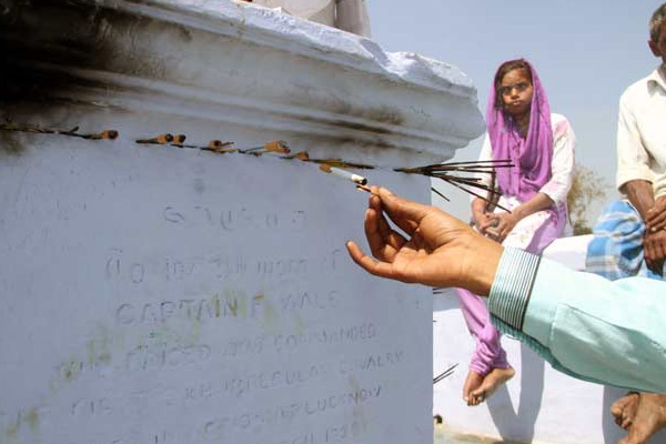 captain wells cigarette wale baba british officer grave in lucknow uttar pradesh famous for lovers 1