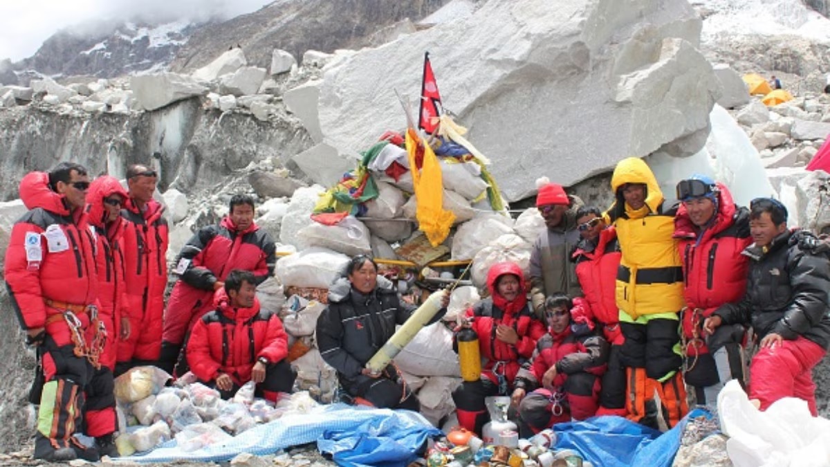 nepal army remove four dead bodies one skeleton and 11 tons of garbage from everest 1