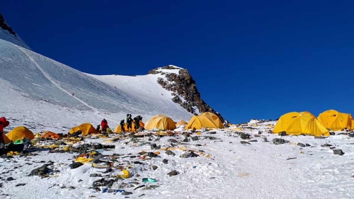 nepal army remove four dead bodies one skeleton and 11 tons of garbage from everest 2