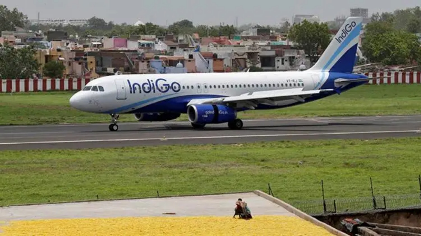 threat to bomb indigo flight coming from chennai to mumbai safe landing in mumbai late night 2