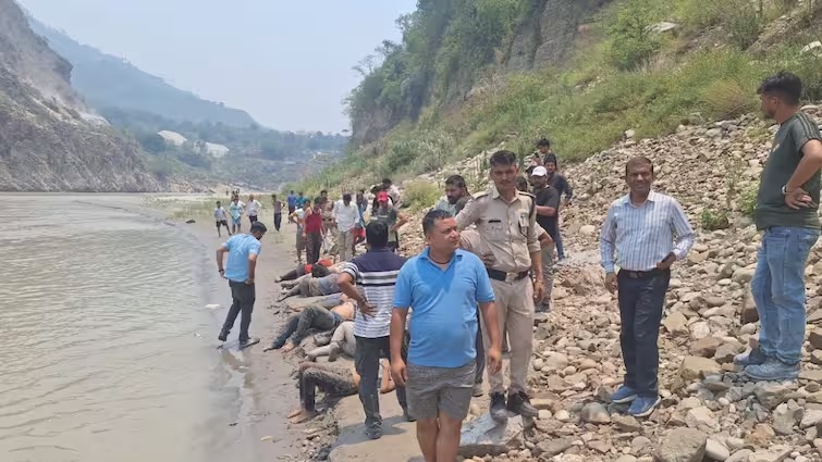 uttarakhand major accident on badrinath highway tepo traveler fell into alaknanda river 1