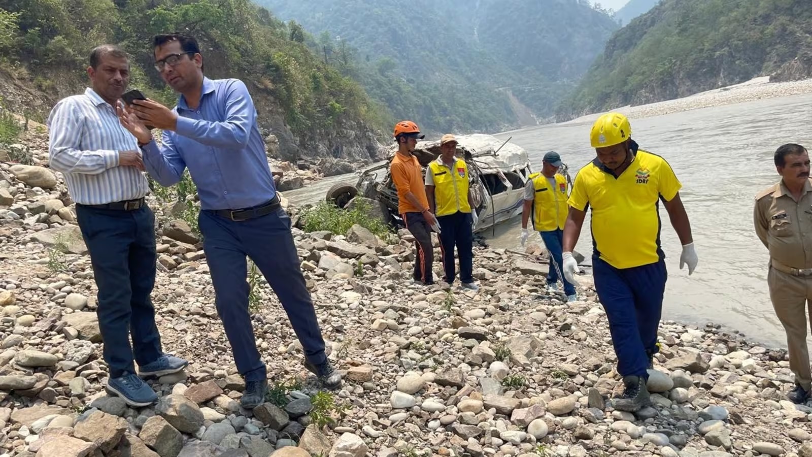 uttarakhand major accident on badrinath highway tepo traveler fell into alaknanda river 3