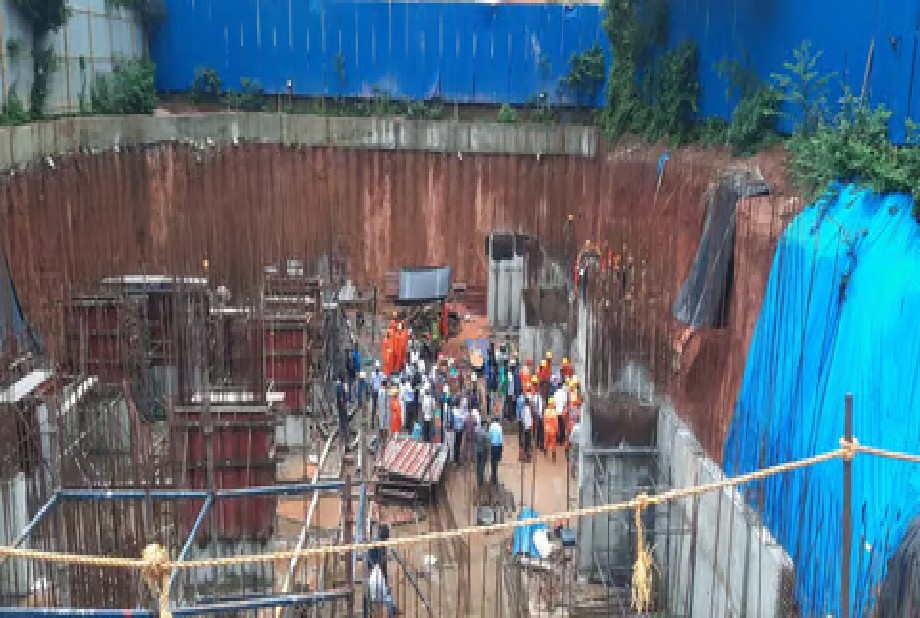 A landslide at a construction site in Mangaluru trapped workers 1