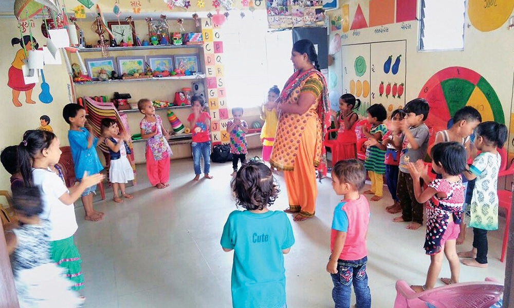 A video of Anganwadi in Vadodara and Jamnagar came to light children were subjected to such work 01