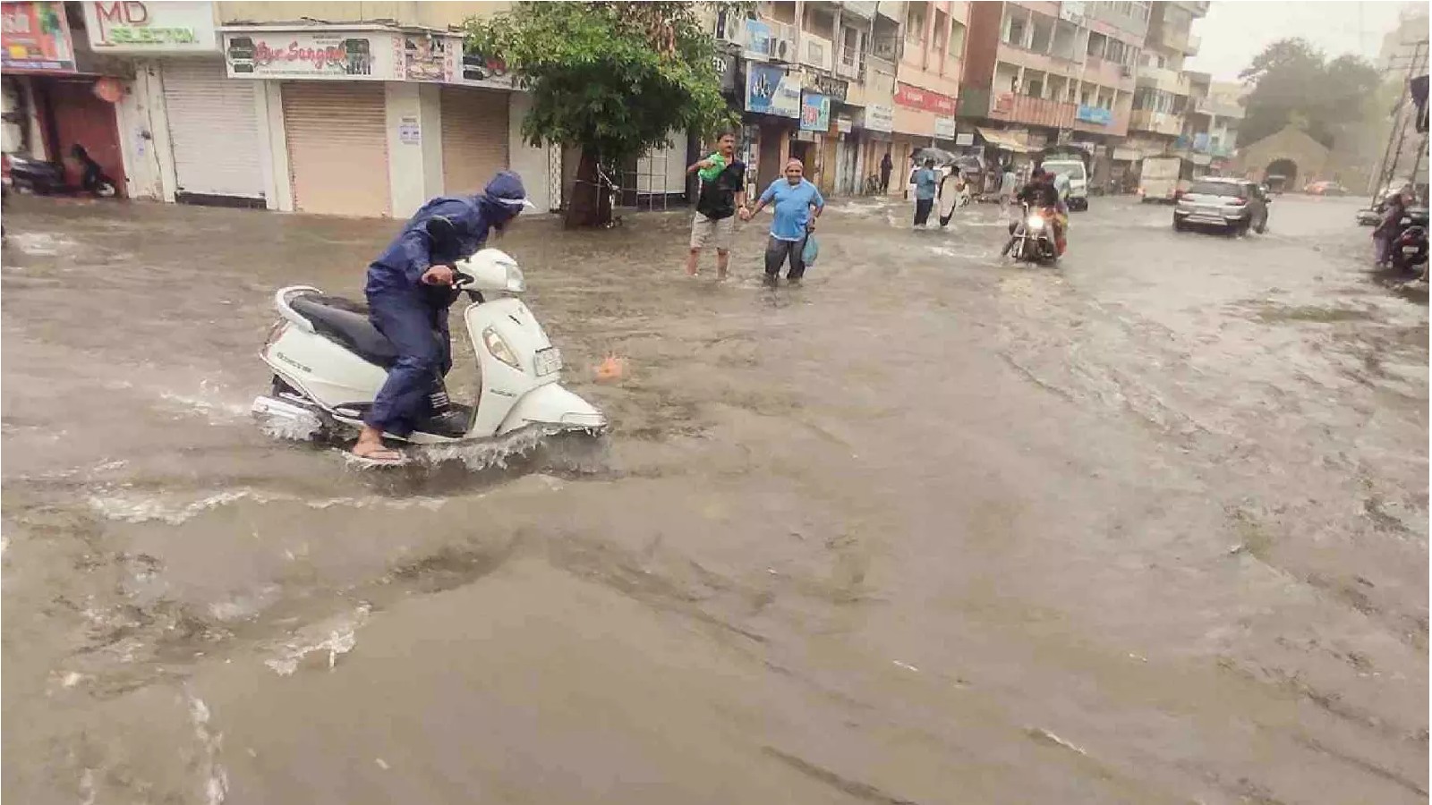 Cloud outbreak in Junagadh Roads became submerged contact with thirty villages was lost 1