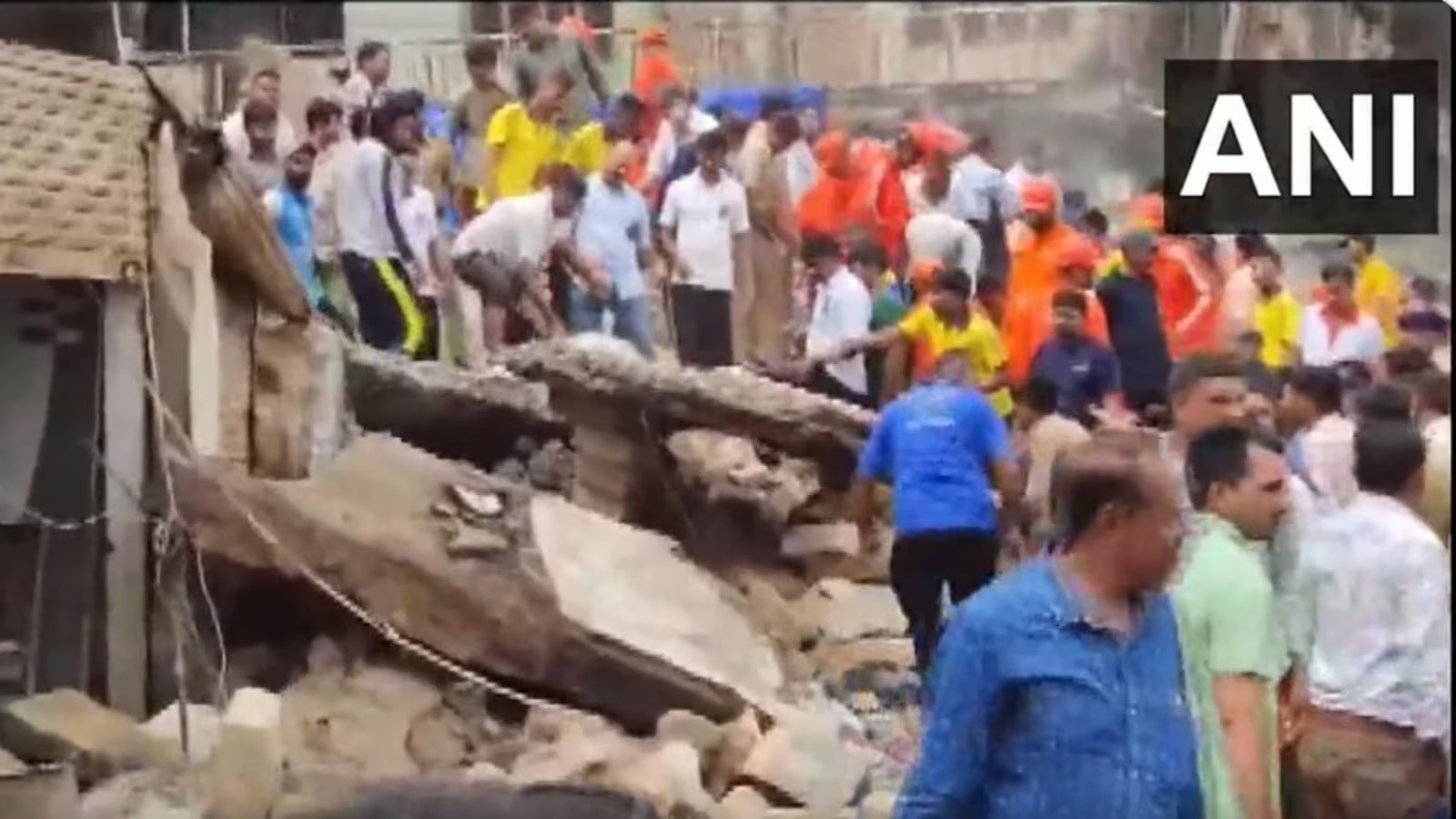 Major accident due to heavy rain in Dwarka 3 storied building collapsed in Dwarka rescue operation underway 1