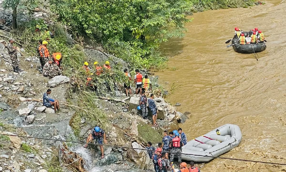 Only 19 bodies found so far in Nepal landslide bus disaster many missing 01