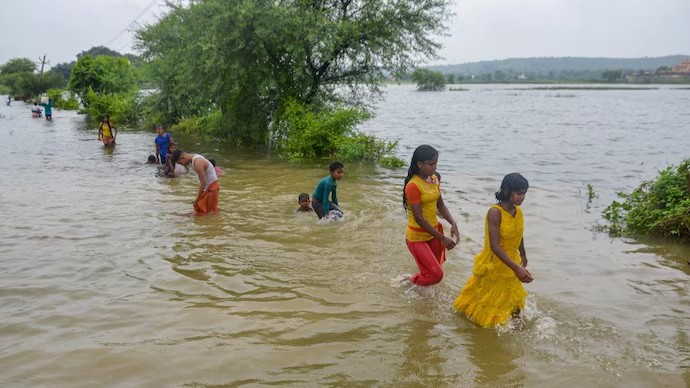 Rivers in UP Bihar burst into two banks many villages submerged 1