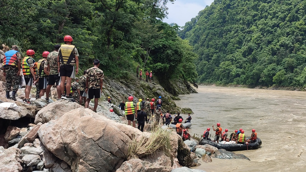 Two buses stuck in river 7 dead bodies pulled out 01