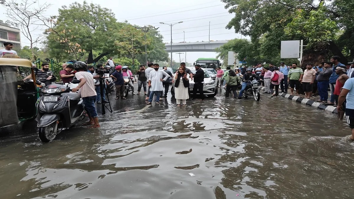 rain in mumbai waterlogging on roads rajasthan colonies submerged eight deaths in gujarat 1