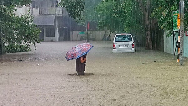 rain in mumbai waterlogging on roads rajasthan colonies submerged eight deaths in gujarat 2