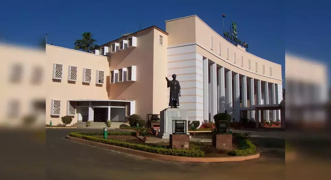 ruckus in odisha assembly over cm majhi s policy decision announcement outside house 2