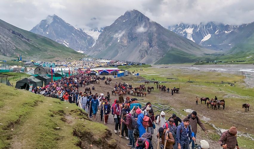 weather put a break on amarnath yatra pilgrims stopped due to heavy rain 1