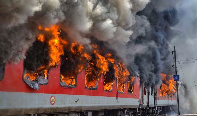 So many coaches of Korba Express standing at Visakhapatnam station got burnt 1